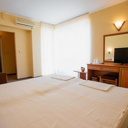 Hotel Dolphin Ravda Exterior photo